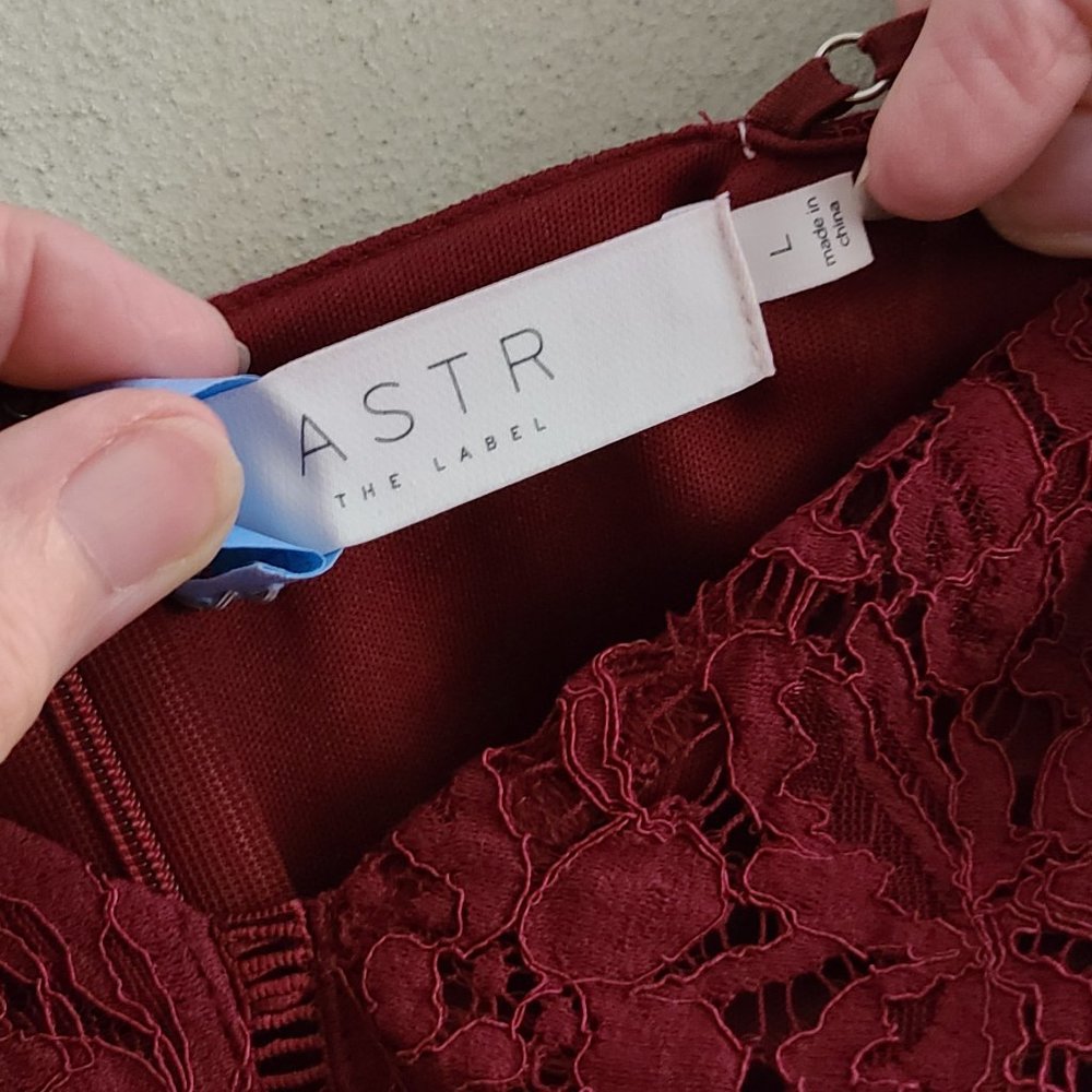 ASTR THE LABEL  Lattice inset lace dress in wine L - Picture 4 of 4